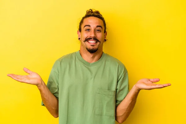 Joven Hombre Caucásico Con Pelo Largo Aislado Sobre Fondo Amarillo — Foto de Stock