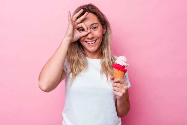 Ung Australisk Kvinna Som Håller Glass Isolerad Rosa Bakgrund Upphetsad — Stockfoto