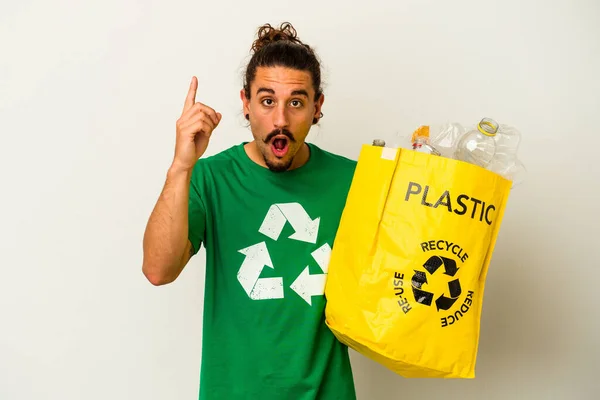 Homem Caucasiano Jovem Com Cabelo Longo Reciclagem Plástico Isolado Fundo — Fotografia de Stock