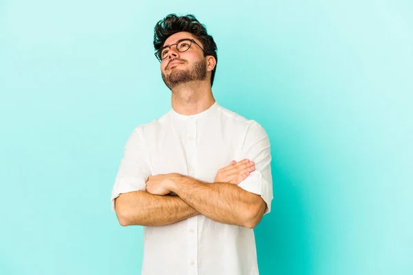 Joven Hombre Caucásico Aislado Sobre Fondo Azul Soñando Con Alcanzar —  Fotos de Stock