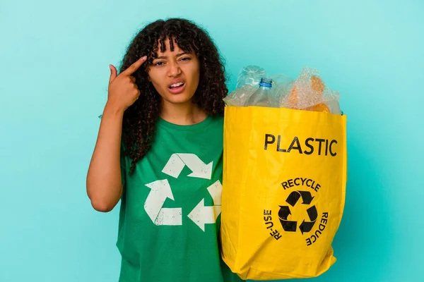 Jovem Mestiça Segurando Saco Plástico Reciclado Isolado Fundo Azul Mostrando — Fotografia de Stock