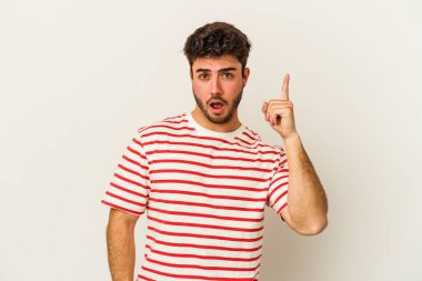 Beyaz arka planda izole edilmiş beyaz bir genç adam, yaratıcılık kavramı, harika bir fikre sahip..