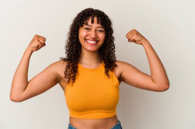 Beyaz arka planda izole edilmiş genç bir ırk kadını güçlü bir jest yapıyor, kadınsı gücün sembolü.