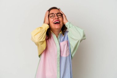 Beyaz arka planda soyutlanmış orta yaşlı beyaz bir kadın ellerini başının üstünde tutarak neşe içinde gülüyor. Mutluluk kavramı.