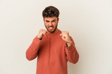 Beyaz arka planda izole edilmiş genç beyaz adam gergin elleriyle çığlık atıyor..