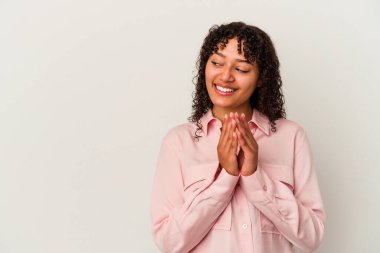 Genç melez kadın, beyaz arka planda izole edilmiş. Aklında bir plan kuruyor..