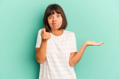 Genç melez kadın, parası olmadığını gösteren mavi ışıkta izole edilmiş..