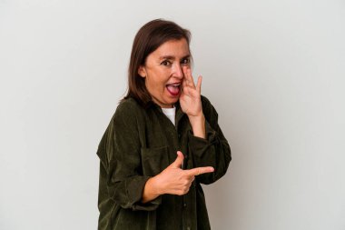 Beyaz arka planda soyutlanmış orta yaşlı, beyaz bir kadın dedikodu yapıyor..