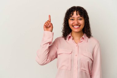 Beyaz arka planda izole edilmiş genç bir ırk kadını bir numarayı parmağıyla gösteriyor..