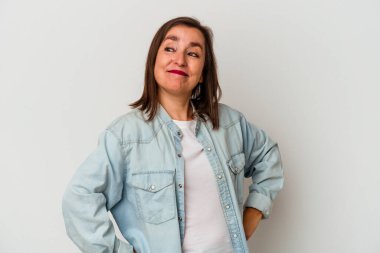 Beyaz arka planda izole edilmiş orta yaşlı beyaz kadın hedeflerine ve amaçlarına ulaşma hayali kuruyor.