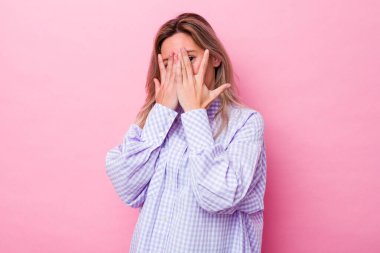 Genç Avustralyalı kadın kameraya parmaklarıyla göz kırpıyor, yüzünü kapatmaktan utanıyor..