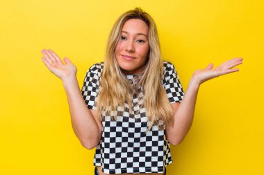 Avustralyalı genç bir kadın izole edilmiş. Kafası karışık ve omuz silkiyor. Kopya alanını tutmak için..