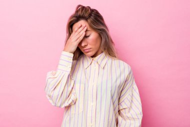 Genç Avustralyalı kadın tapınaklara dokunuyor ve baş ağrısı çekiyor..