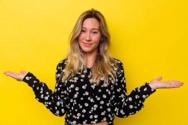 Avustralyalı genç bir kadın kendini izole edip hoş bir ifade sergiliyor..