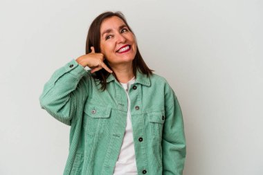 Beyaz arka planda izole edilmiş orta yaşlı beyaz kadın parmakları olan bir cep telefonu hareketi gösteriyor..