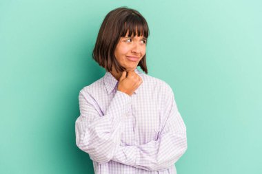 Mavi üzerine izole edilmiş genç melez kadın virüs ya da enfeksiyon yüzünden boğaz ağrısı çekiyor..