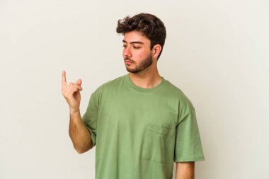 Beyaz arka planda izole edilmiş genç beyaz bir adam seni işaret ediyor. Sanki davet ediliyormuş gibi..