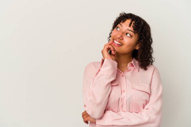 Beyaz arka planda izole edilmiş genç bir ırk kadını rahatlamış bir şeyin fotokopi odasına baktığını düşünüyor..