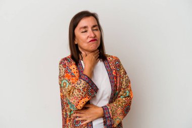 Beyaz arka planda izole edilmiş orta yaşlı beyaz kadın virüs veya enfeksiyon yüzünden boğazında ağrı hissediyor..