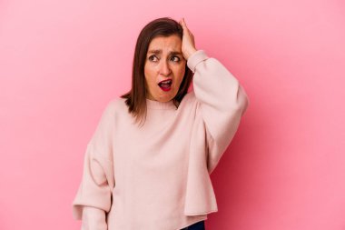 Pembe arka planda izole edilmiş orta yaşlı beyaz kadın şok geçiriyordu. Önemli bir toplantıyı hatırladı..