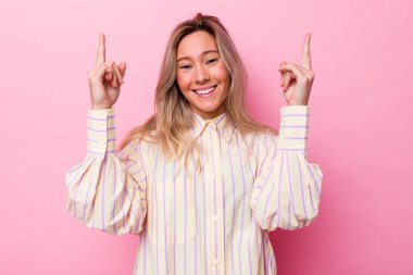 Avustralyalı genç bir kadın iki ön parmağı da boş bir alan gösteriyor..