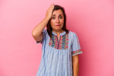 Pembe arka planda izole edilmiş orta yaşlı beyaz kadın şok geçiriyordu. Önemli bir toplantıyı hatırladı..