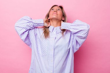 Genç Avustralyalı kadın kendini soyutlamış, kendinden emin, elleri başının arkasında..