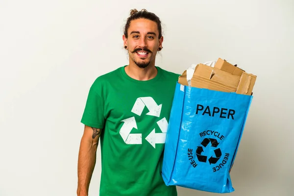 Jonge Blanke Man Met Lang Haar Recycling Karton Geïsoleerd Witte — Stockfoto