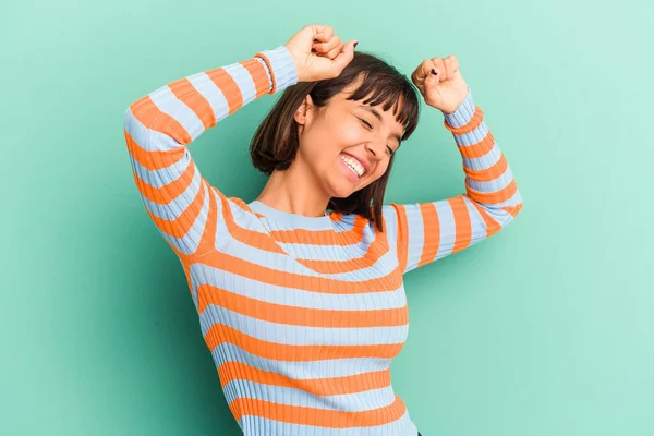 Mujer Joven Raza Mixta Aislada Azul Celebrando Día Especial Salta — Foto de Stock