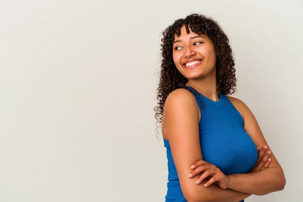 Jong Gemengd Ras Vrouw Geïsoleerd Witte Achtergrond Glimlachen Zelfverzekerd Met — Stockfoto