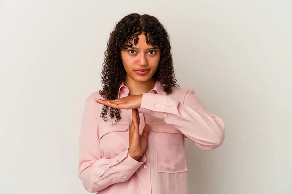 Jong Gemengd Ras Vrouw Geïsoleerd Witte Achtergrond Tonen Een Timeout — Stockfoto