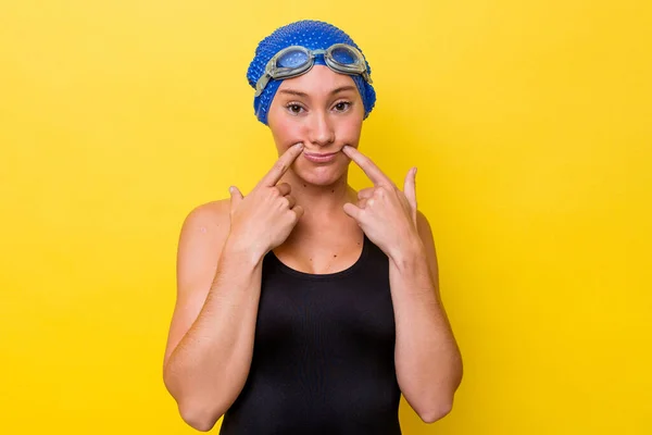 Jovem Nadadora Australiana Isolada Fundo Amarelo Duvidando Entre Duas Opções — Fotografia de Stock