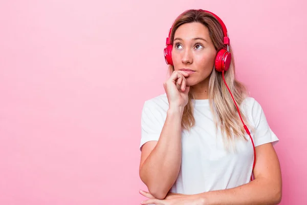 Jeune Australienne Écoute Musique Isolée Sur Fond Rose Regardant Latéralement — Photo