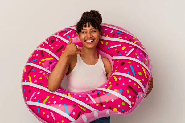 Beyaz Arka Planda Izole Edilmiş Şişirilebilir Bir Donut Tutan Genç — Stok fotoğraf