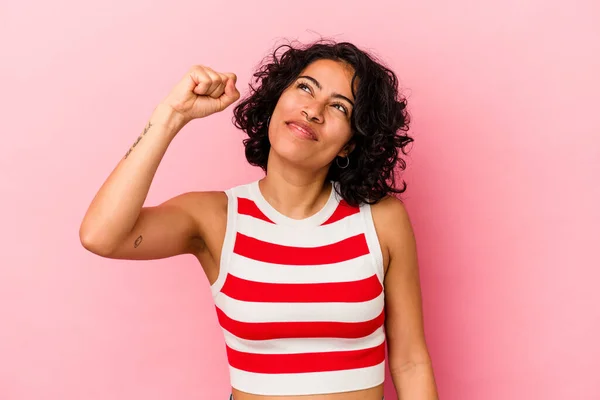 Jonge Krullende Latijn Vrouw Geïsoleerd Roze Achtergrond Vieren Van Een — Stockfoto