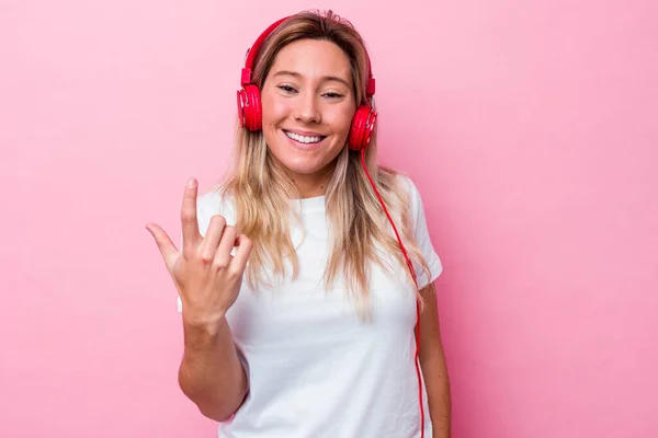 Young Australian Woman Listening Music Isolated Pink Background Pointing Finger — Stock Photo, Image