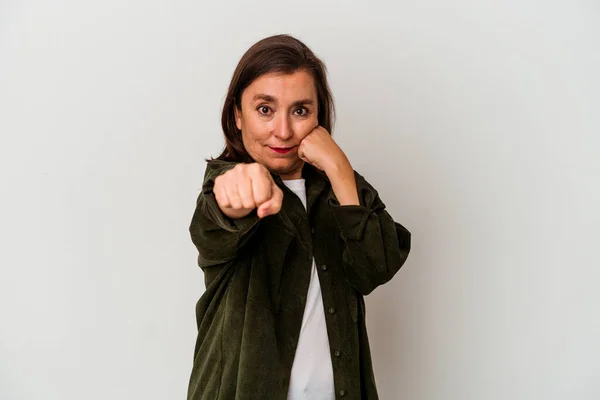 Mulher Caucasiana Meia Idade Isolada Fundo Branco Dando Soco Raiva — Fotografia de Stock