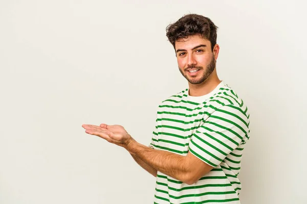 Jovem Caucasiano Isolado Fundo Branco Segurando Espaço Cópia Uma Palma — Fotografia de Stock