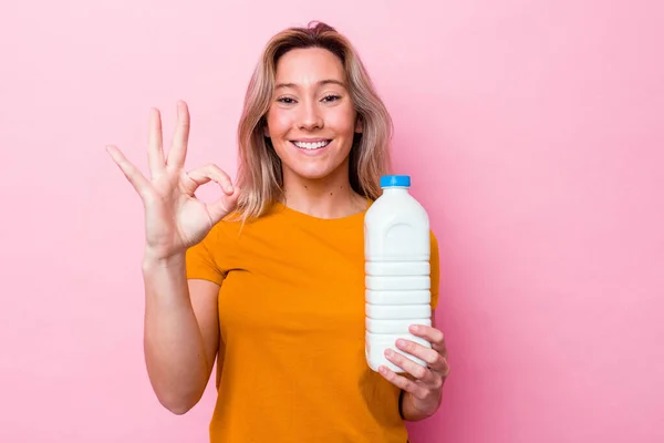 Ung Australisk Kvinna Som Håller Flaska Mjölk Isolerad Rosa Bakgrund — Stockfoto