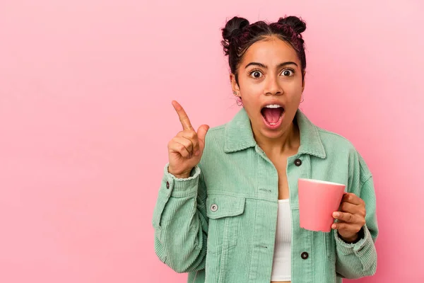 Mujer Latina Joven Sosteniendo Una Taza Aislada Sobre Fondo Rosa — Foto de Stock