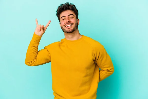 Joven Hombre Caucásico Aislado Sobre Fondo Azul Mostrando Gesto Roca — Foto de Stock