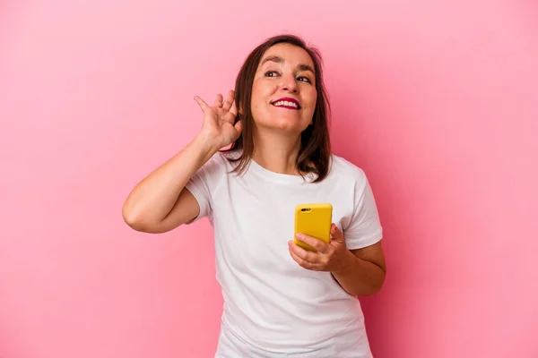 Mujer Caucásica Mediana Edad Sosteniendo Teléfono Móvil Aislado Sobre Fondo —  Fotos de Stock