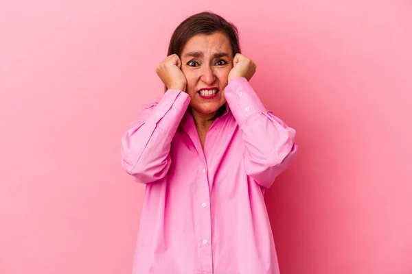 Mujer Caucásica Mediana Edad Aislada Sobre Fondo Rosa Llorando Infeliz —  Fotos de Stock