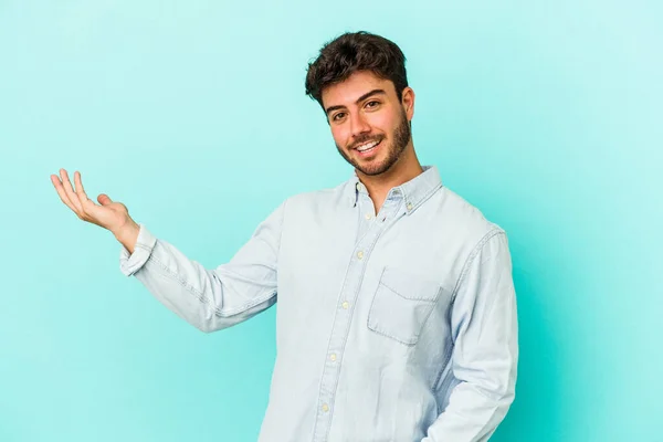 Young Caucasian Man Isolated Blue Background Showing Welcome Expression — Stock Photo, Image