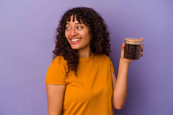 Jovem Mista Segurando Uma Garrafa Grãos Café Isolado Fundo Roxo — Fotografia de Stock