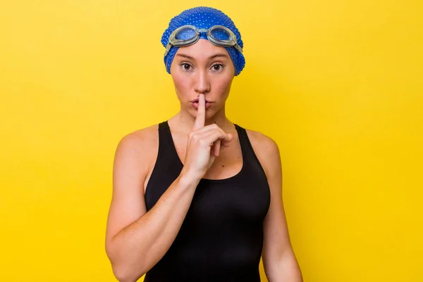 Junge Australische Schwimmerin Isoliert Auf Gelbem Hintergrund Hält Ein Geheimnis — Stockfoto