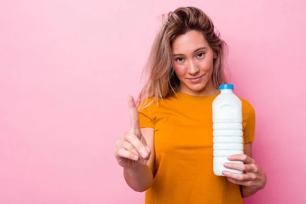 Ung Australisk Kvinna Som Håller Flaska Mjölk Isolerad Rosa Bakgrund — Stockfoto