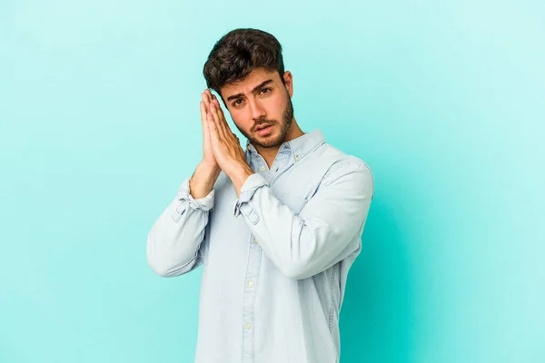 Joven Hombre Caucásico Aislado Sobre Fondo Azul Bostezando Mostrando Gesto —  Fotos de Stock