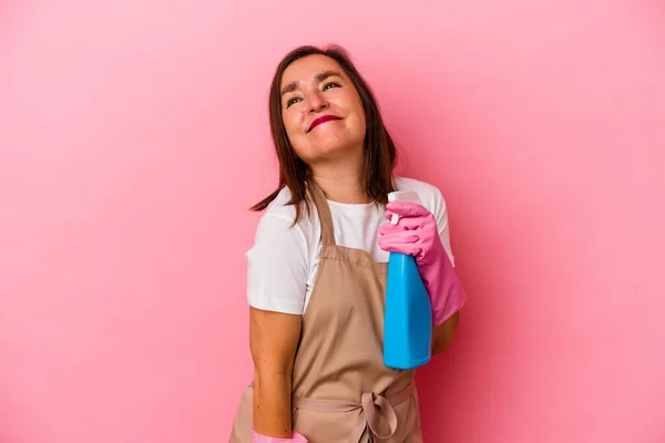 Biała Kobieta Średnim Wieku Sprzątanie Domu Odizolowany Różowym Tle Marzy — Zdjęcie stockowe