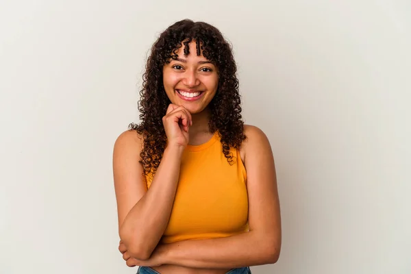 Jong Gemengd Ras Vrouw Geïsoleerd Witte Achtergrond Glimlachen Gelukkig Zelfverzekerd — Stockfoto